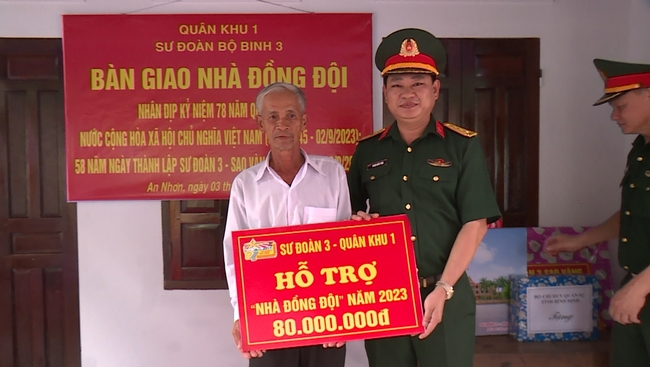 Sư đoàn 3 Sao Vàng bàn giao Nhà đồng đội cho gia đình ông Hồ Ngọc Nghĩa.