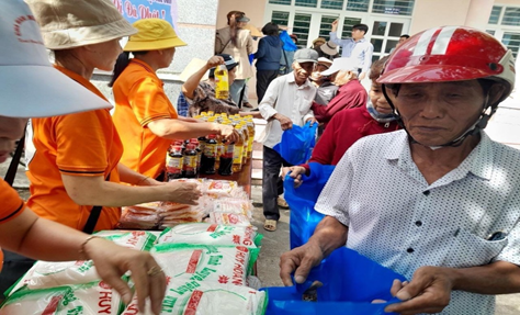 Hội Chữ thập đỏ thị xã An Nhơn trao 100 suất quà cho hộ nghèo, có hoàn cảnh khó khăn nhân “Tháng Nhân đạo”