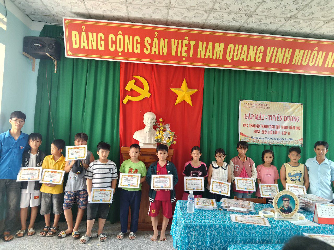 2 khu vực Huỳnh Kim và Long Quang, phường Nhơn Hoà tổ chức gặp mặt, tặng quà cho trẻ em nhân Ngày Quốc tế Thiếu nhi 1/6